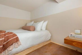 Modern Apt w/ Laptop-Friendly Workspace +Fast Wifi